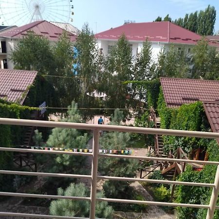 Hotel Gostinyi Dvor Bosteri Buitenkant foto